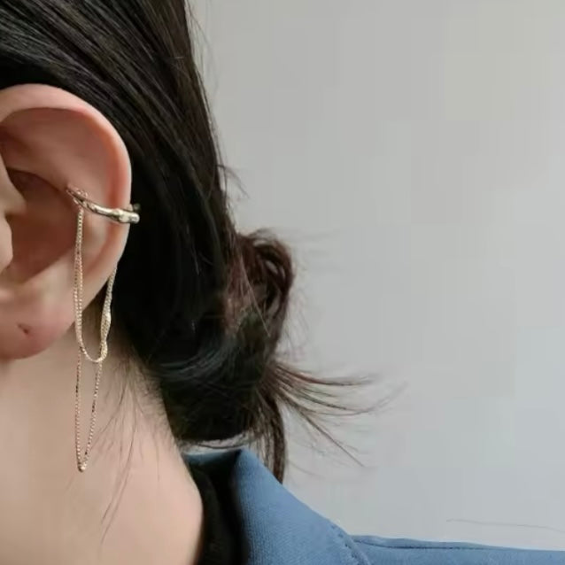 No Piercing Ear Cuff with Chains in Gold